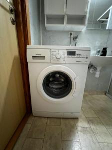 松达尔Privat rom i leilighet的小房间里的洗衣机和烘干机