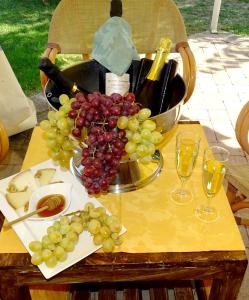 拉戈堡拉凯奥利农庄乡村民宿的桌上的一束葡萄,配酒杯