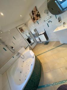 弗勒尔斯海姆加尔都西霍夫酒店的带浴缸和盥洗盆的浴室
