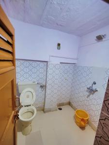 斋沙默尔萨加尔酒店的一间带卫生间和黄色桶的浴室
