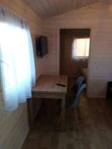 吉日茨科Domek u Ani的小房间设有木桌和窗户