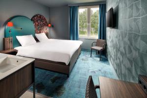 海尔许霍瓦德Hotel Babylon Heerhugowaard - Alkmaar的酒店客房设有床和水槽