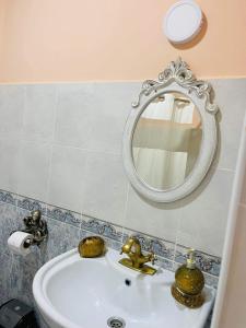 乌雷基Villa Gardenia Ureki的浴室设有水槽和墙上的镜子