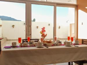 奇瓦伊Colca Canyon Hotel的一张桌子,上面有食物和饮料,窗户