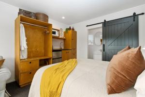 玛塔玛塔Matamata Lodge的一间卧室配有一张黄色毯子床
