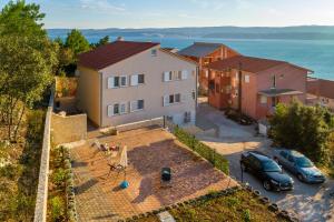 斯坦尼奇Family friendly apartments with a swimming pool Stanici, Omis - 18676的享有带停车位的房屋的空中景致