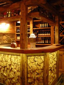 苏特廖Baita Goles的配有一束葡萄酒的木制酒吧