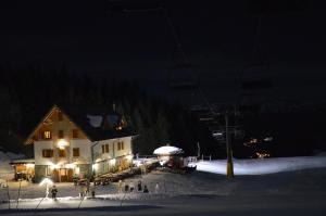苏特廖Baita Goles的夜间带滑雪缆车的滑雪小屋