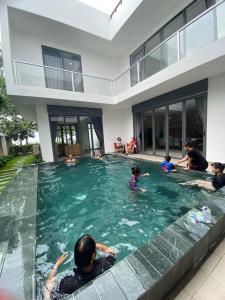 隆海Villa Zenna Long Hải - Mimosa 611 View Biển的一群人在房子的游泳池里