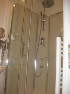 HaimsLe Petit Cochon chambre d` hotes的浴室里设有玻璃门淋浴