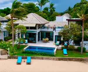 罗勇Samet View Luxury Villa with Private Pool的享有带游泳池的房屋的空中景致