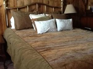 莫罗贝Ocean's Breeze, 4/bed, 3/ba, Game Room. Sleeps 10!的一张大床,上面有几个枕头