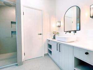 比尔瓦Seven Peaks Farm Stay的白色的浴室设有水槽和镜子