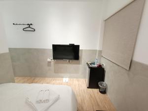 台南No 9 Hotel-九號文旅的一间卧室配有一张床和一台平面电视