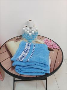 Kota SamarahanIke village的一张桌子,上面放着一大堆毛巾和瓶装水