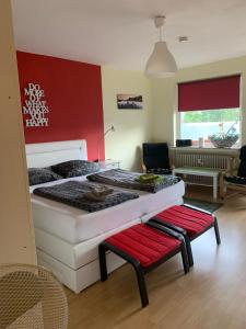 不莱梅Zentrales Apartement Bremen的一间卧室设有一张大床和红色的墙壁
