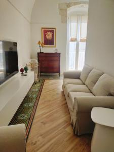 卡斯特拉纳格罗泰COMES 5 HOME的带沙发和电视的客厅