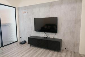 台东宿嘻民宿的客厅设有壁挂式平面电视。