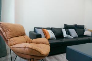 台东宿嘻民宿的客厅配有沙发和椅子