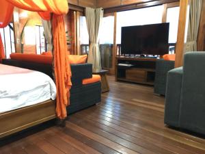 库塔海居巴厘岛美景沙滩酒店的一间卧室配有一张床和一台平面电视