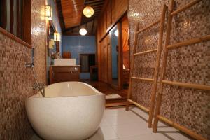库塔海居巴厘岛美景沙滩酒店的客房内的浴室设有大浴缸