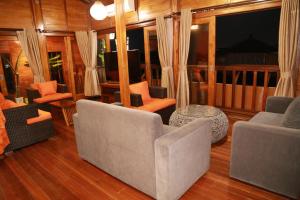 库塔海居巴厘岛美景沙滩酒店的带沙发、椅子和电视的客厅
