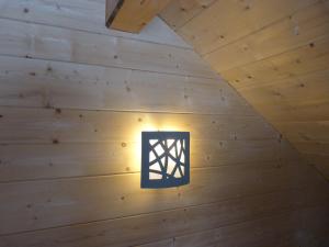 蓬塔利耶Gite du Brin d'Herbe的木镶板房间内的光线