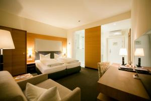 因斯布鲁克赛勒酒店的酒店客房,设有两张床和一张沙发