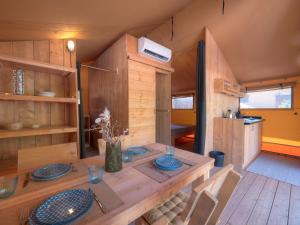 科托尔Sea Glamping的一间用餐室,配有一张带蓝色盘子的木桌
