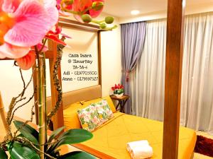 关丹TimurBay Seafront Residence at Casa Inara的一间房间,墙上有床和标志