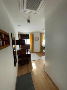 阿德蒙特Mini-Apartment Admont的客厅拥有白色的墙壁和木地板。