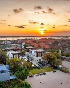 努沙杜瓦The Sakala Resort Bali All Suites的日落时分的城市空中景观