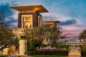 努沙杜瓦The Sakala Resort Bali All Suites的前面有标志的房子