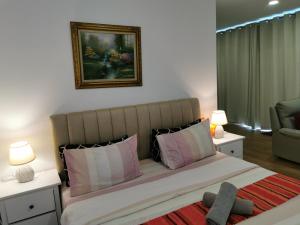 蕉赖Apple 4@Menara Simfoni/King Bed/Wifi/Netflix/TVBOX的卧室配有带粉色和白色枕头的大床