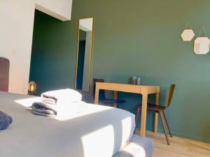 安特卫普Sam in Antwerp的一间卧室配有一张床、一张桌子和一面镜子