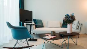 埃纲尔赫姆B&B De Tiendeschuur的客厅配有沙发、椅子和桌子