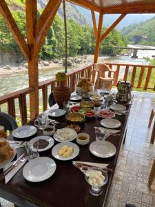 里泽Karadeniz Suit的一张桌子,上面有食物,享有河景