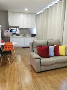 蕉赖Apple 4@Menara Simfoni/King Bed/Wifi/Netflix/TVBOX的客厅配有带2个色彩缤纷的枕头的沙发