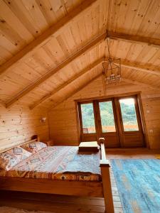 乌尔齐尼Peaceful Oasis的小木屋内一间卧室,配有一张床
