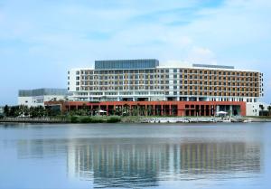 安平区福尔摩沙游艇酒店的一大片水边的大建筑