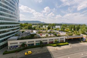 布达佩斯Industrial Studio的大楼旁停车场的空中景致