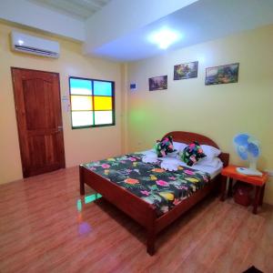 BaclayonPamujo Hostel的卧室配有一张床