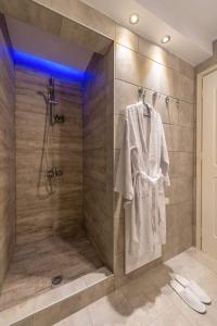 VanátonMadini Luxury villa with private heated pool的带淋浴和墙上浴袍的浴室
