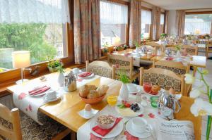 圣布拉辛贝尔维尤酒店的用餐室配有餐桌和食物