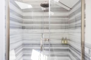 洛迦诺Villa Rossella的浴室里设有玻璃门淋浴