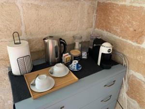 滨海波利尼亚诺Portoncino46的台面、咖啡壶和茶壶