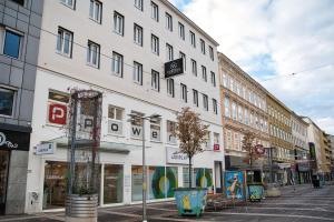 维也纳Versava Apartments的城市街道上的白色建筑