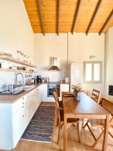 RachesAelio的厨房设有木桌和木制天花板。