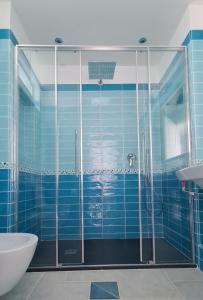 斯卡拉The little tower of Minuta的蓝色瓷砖浴室配有淋浴和盥洗盆