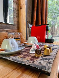 OpuwoKaoko Mopane Lodge & Campsite的桌子上摆放盘子和盘子的桌子
